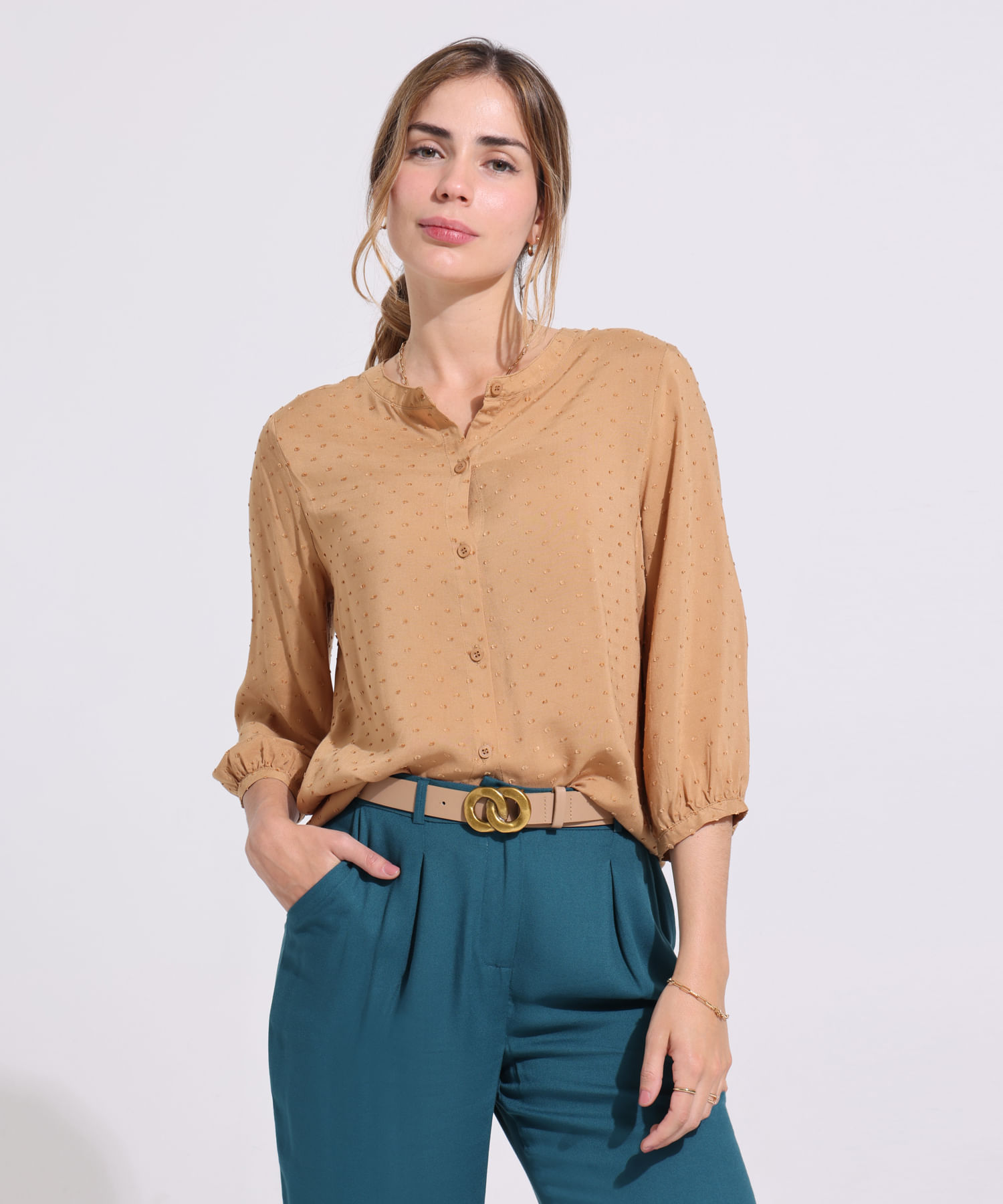 Blusa Unicolor Textura Manga 3 4 Cuello Ner Con Botonadura Y Silueta Fluida